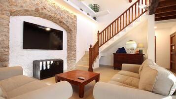 Een televisie, een open haard en een tafeltennistafel