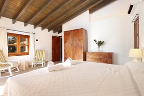 4 bedrooms, iron/ironing board, free WiFi, bed sheets