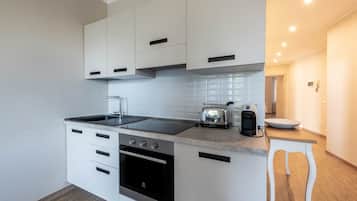 Een koelkast, een magnetron, een oven, een kookplaat
