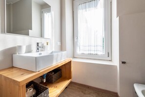 Shower, hair dryer, towels - Lo Scorcio sul Lago (Salò)