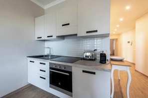 Frigorifero, microonde, forno, piano cottura