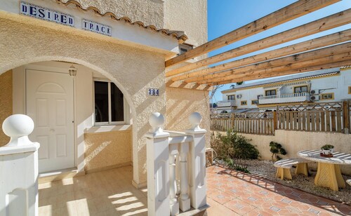 Holiday Bungalow Desired Track close to the Sea with Shared Pool & Wi-Fi