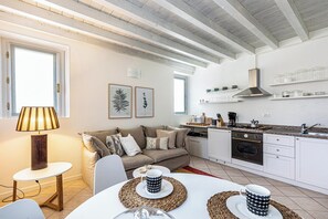 Interior - Apartment 'Nido Di Cisano' with Lake View, Shared Pool and Wi-Fi (San Felice del Benaco)