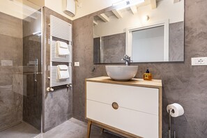 Een douche, een haardroger, handdoeken