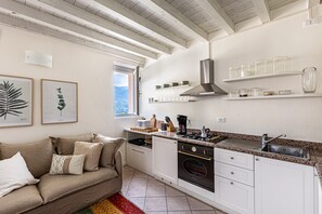 Fridge, oven, stovetop, coffee/tea maker