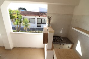 Fridge, microwave, stovetop, electric kettle
