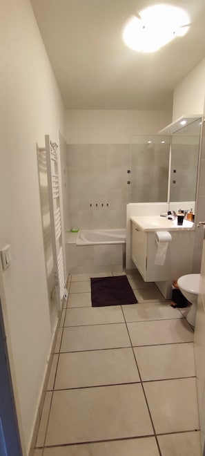 Ensemble douche/baignoire, sèche-cheveux, savon, papier toilette