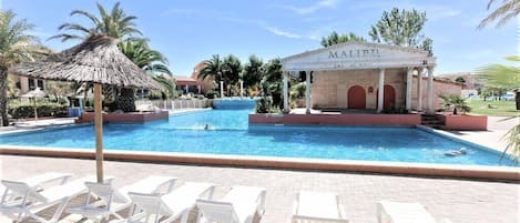 Een binnenzwembad en een buitenzwembad