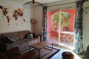 TV, mesa de pingue-pongue, livros