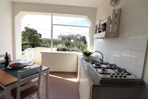 Kühlschrank, Mikrowelle, Herdplatte, Wasserkocher