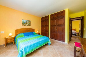 2 bedrooms, iron/ironing board, free WiFi - Villa "Casa Isabel & Mateo" close to the Beach with Pool, Garden & Wi-Fi (Cala Sant Vicenç)