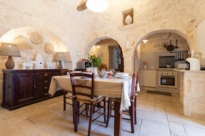 Fridge, microwave, oven, stovetop - Holiday Home Trullo Nurillo with Pool & Wi-Fi (Alberobello)