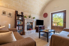TV, ping pong - Holiday Home Trullo Nurillo with Pool & Wi-Fi (Alberobello)
