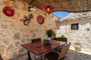 Outdoor dining - Holiday Home Trullo Nurillo with Pool & Wi-Fi (Alberobello)