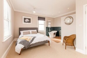 3 chambres, bureau, fer et planche à repasser, lit parapluie