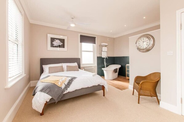 3 bedrooms, desk, iron/ironing board, travel cot