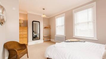 3 bedrooms, desk, iron/ironing board, travel crib