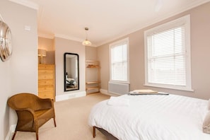 3 slaapkamers, een bureau, een strijkplank/strijkijzer, reisbedje