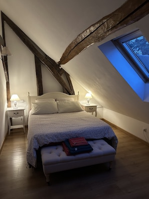 2 habitaciones, tabla de planchar con plancha y cuna de viaje 