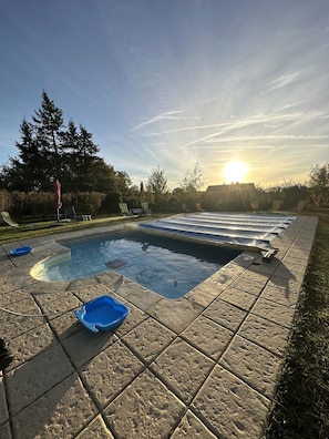 Outdoor pool, a heated pool - Les Hortensias, 3-star self-catering cottage, heated pool, wifi, games... (Monteaux)