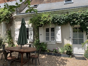 Outdoor dining - Les Hortensias, 3-star self-catering cottage, heated pool, wifi, games... (Monteaux)