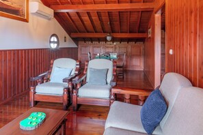 TV - O Refúgio - Seaside Villa Heated Saltwater Pool (Mosteiros)