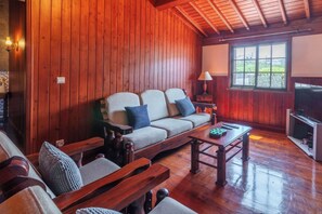 TV - O Refúgio - Seaside Villa Heated Saltwater Pool (Mosteiros)