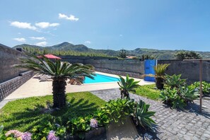 Pool - O Refúgio - Seaside Villa Heated Saltwater Pool (Mosteiros)