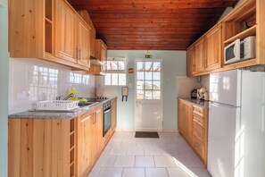 Refrigerador, microondas, cafetera y tetera y tostadora 