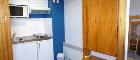 ثلاجة، ميكروويف، موقد طهي مسطح