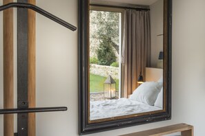 特色客房 | 埃及棉床单、高档床上用品、记忆海绵床垫、熨斗/熨板