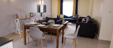 Departamento familiar | Área de sala de estar | Smart TV de 30 pulgadas con canales digitales y televisión