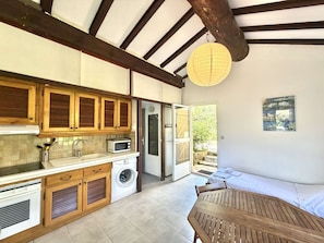 1 bedroom, bed sheets - Charming Mini-Villa, 50m from Santa-Giulia Beach, Private Terrace, Sleeps 4 (Porto-Vecchio)
