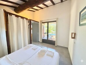 1 bedroom, bed sheets - Charming Mini-Villa, 50m from Santa-Giulia Beach, Private Terrace, Sleeps 4 (Porto-Vecchio)