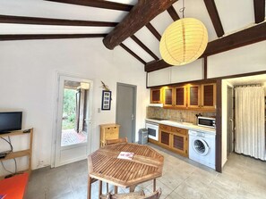 Réfrigérateur, micro-ondes, plaque de cuisson, cafetière/bouilloire