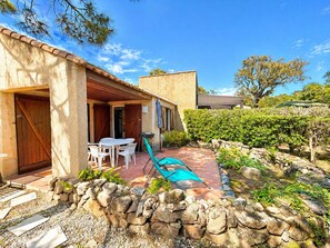 Outdoor dining - Charming Mini-Villa, 50m from Santa-Giulia Beach, Private Terrace, Sleeps 4 (Porto-Vecchio)