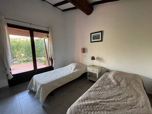 1 bedroom, bed sheets - Charming Mini-Villa, 50m from Santa-Giulia Beach, Private Terrace, Sleeps 4 (Porto-Vecchio)