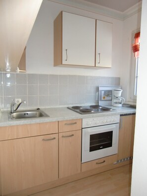 Fridge, oven, stovetop, coffee/tea maker