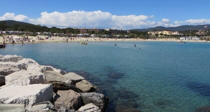 Cozy T2, 100m from La Favière Beach, Sleeps 3, Bormes-les-Mimosas