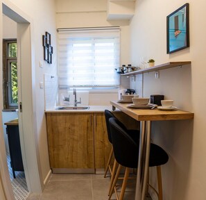 Comfort-studiosviitti | Yksityinen keittiö | Jääkaappi, mikroaaltouuni, espressokone, kahvin-/teenkeitin