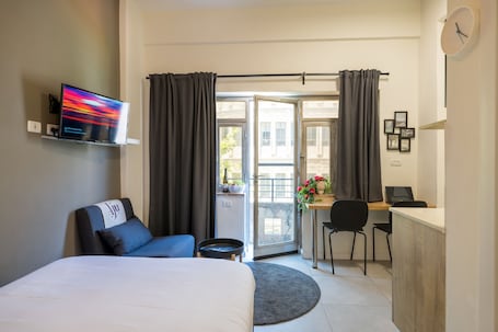 独特开间套房, 阳台 | 起居区 | 42-英寸纯平电视 (配备数码频道)、电视