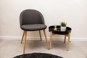 Suite estudio Confort | Zona de estar | Televisión de pantalla plana de 42 pulgadas con canales digitales