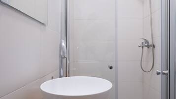 City Studio | Bathroom | Shower, free toiletries, hair dryer, towels