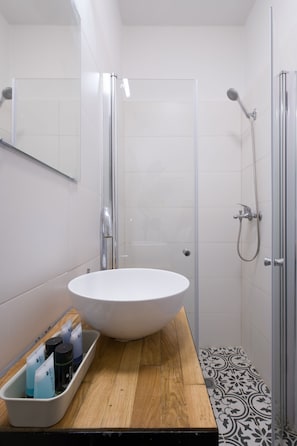 Studio Ville | Salle de bain | Douche, articles de toilette gratuits, sĂšche-cheveux