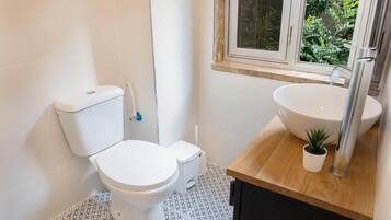 Exclusive Studio Suite, Balcony | Bathroom | Shower, free toiletries, hair dryer, towels