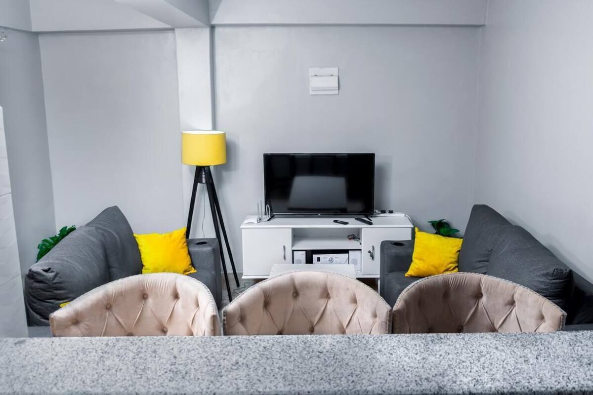 Leilighet, 2 soverom | Oppholdsområde | En 14-tommers smart-TV med digitale kanaler samt TV