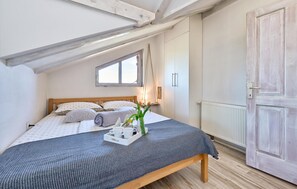 2 bedrooms, travel cot, free WiFi, bed sheets