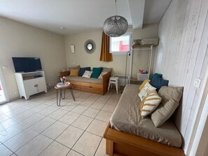 TV - **Ground Floor T2 Apt with Pool Access in Moliets-et-Maa** (Moliets-et-Maa)