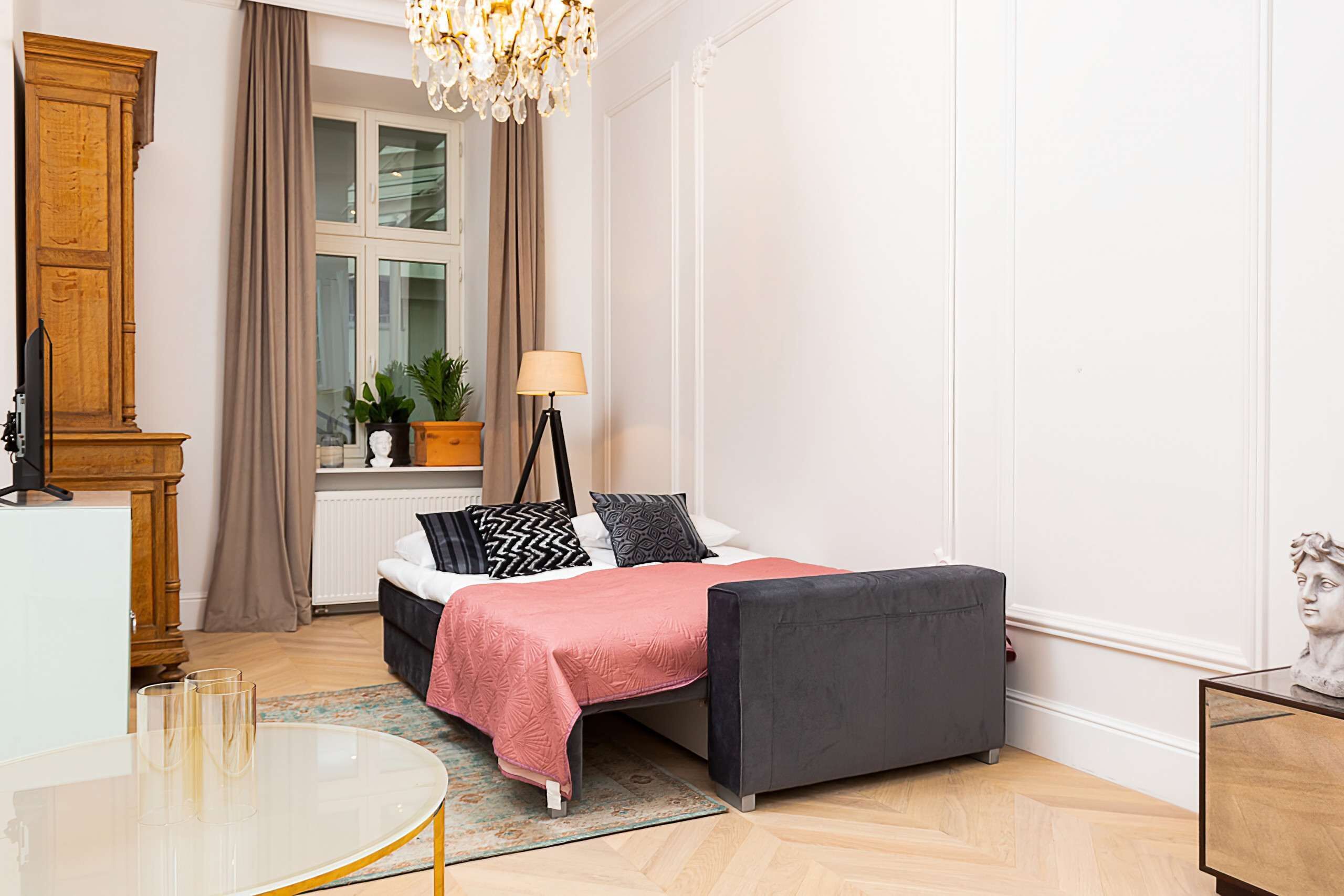 Tabla de planchar con plancha, wifi, ropa de cama