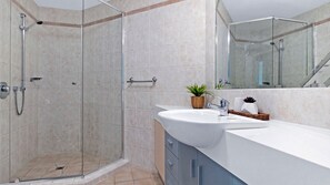 Baignoire, séchoir à cheveux